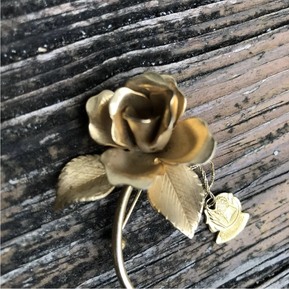Giovanni Gold Rose Flower Brooch Metal Mod Floral Pin Vintage 50s 60s Jewelry